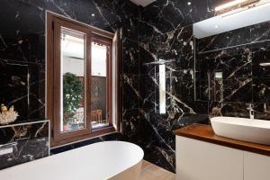 A bathroom at The Old Town Gem