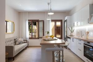 A kitchen or kitchenette at The Old Town Gem