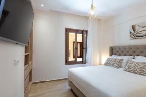 A bed or beds in a room at The Old Town Gem