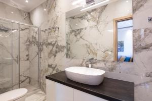 A bathroom at The Old Town Gem