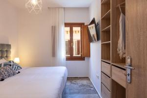 A bed or beds in a room at The Old Town Gem