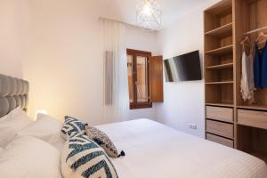 A bed or beds in a room at The Old Town Gem