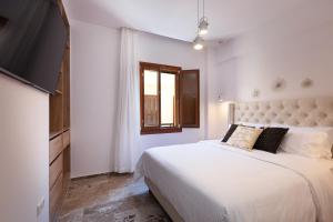 A bed or beds in a room at The Old Town Gem
