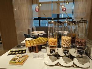 uma mesa com muitos frascos de comida em Holiday Inn Express Shanghai Qingpu New City, an IHG Hotel em Xangai