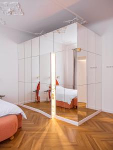 Habitación con 2 camas y pared de cristal. en MIRO Rooms - quiet chic, free parking, self check-in, en Riga