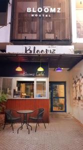 BLOOMZ HOSTEL في شيانغ ماي: طاولة وكراسي أمام مطعم