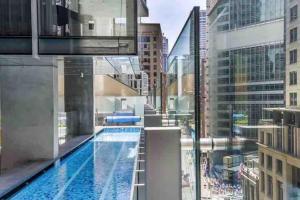 una piscina en la parte superior de un edificio en Luxury Stay in Sydney CBD en Sídney