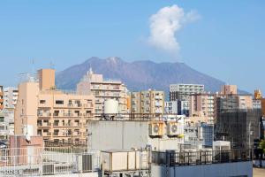 Vue sur une ville avec une montagne en arrière-plan dans l'établissement Nanei Building - Vacation STAY 03606v, à Kagoshima
