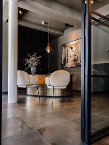 - une salle à manger avec deux chaises et une table dans l'établissement Hotel Atlantic, à Westerland