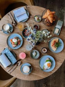 een houten tafel met borden eten erop bij Hotel Atlantic in Westerland