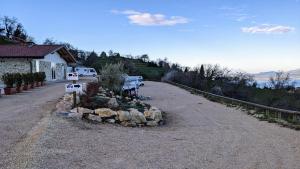 Eine Straße mit einem Haufen Steine und einem Haus in der Unterkunft Agricampeggio La Part ONLY CAMPER in San Zeno di Montagna