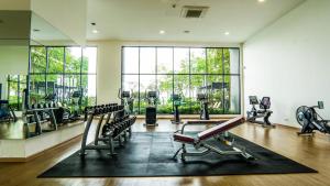 een fitnessruimte met cardio-apparatuur en een groot raam bij Emporis SOHO Kota Damansara by Airhost in Kota Damansara