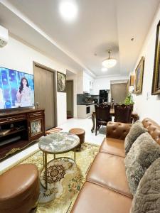 Ductaigallery's Entire Apt & Happy One Building的电视和/或娱乐中心