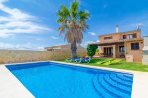 Villa con piscina frente a una casa en Carles, en Vilafranca de Bonany