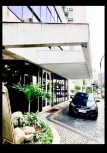 a black car parked in front of a building at Apart hotel plaza Elysées in Rio de Janeiro