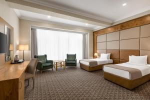 سرير أو أسرّة في غرفة في Wyndham Baku
