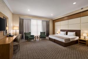 سرير أو أسرّة في غرفة في Wyndham Baku