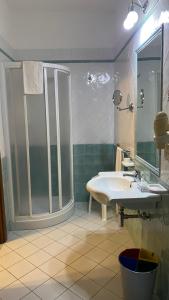 ランペドゥーザにあるB&B Villa Giuliaのバスルーム(シンク、シャワー付)
