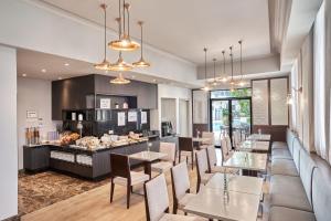 un restaurante con mesas y sillas y un buffet en Adina Serviced Apartments Singapore Orchard, en Singapur