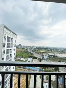widok na miasto z balkonu budynku w obiekcie Ductaigallery's Apt& Pool-Good view w mieście Ấp Phú Thọ