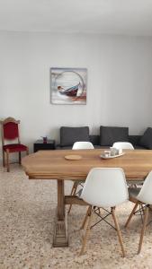 - une salle à manger avec une table et des chaises en bois dans l'établissement ZEUS, à Monopoli