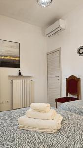 - une chambre avec 3 serviettes blanches sur un lit dans l'établissement ZEUS, à Monopoli