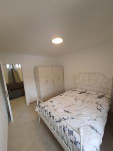 1 dormitorio con 1 cama con marco blanco en נופש על הכנרת, en Tiberíades