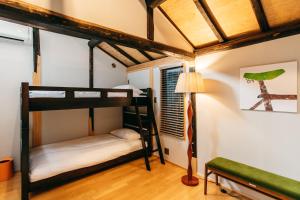 Cette chambre dispose de lits superposés avec deux lits superposés et une lampe. dans l'établissement Yado Charinko, à Gose