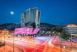 eine Stadt mit hohen Gebäuden und Straßenbeleuchtung in der Nacht in der Unterkunft Bed and Breakfast M Jasmin in Sarajevo