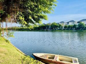 Uitzicht op een meer vlak bij de villa