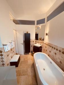 baño grande con bañera y lavamanos en Deutzer Traumappartment, en Colonia