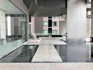 Bazén v ubytovaní 1BR Luxury Condo 50m to Thonglor BTS station alebo v jeho blízkosti