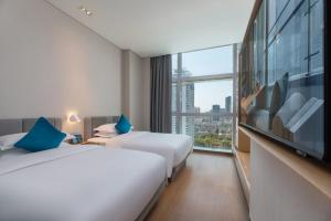 Postel nebo postele na pokoji v ubytování Pagoda Hotel Shenzhen