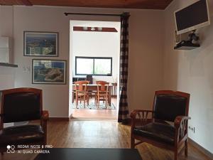 - un salon avec une table à manger et des chaises dans l'établissement Kalon Vreizh, à Penvénan