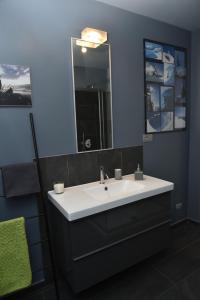 bagno con lavandino bianco e specchio di Torino hills MTB experience a Chieri