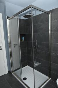 una doccia con cabina in vetro in bagno di Torino hills MTB experience a Chieri