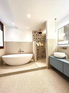 ein Badezimmer mit einer großen Badewanne und einem Waschbecken in der Unterkunft TRA SAN MARCO E RIALTO in Venedig