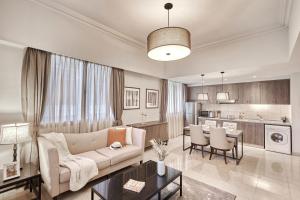 新加坡Adina Serviced Apartments Singapore Orchard的客厅里有一张沙发和一张桌子。