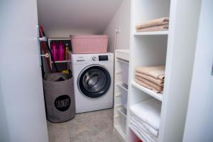 a laundry room with a washing machine and towels at Apartment Fioretti in Bale