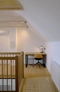 Wotel في Söchau: غرفة مع مكتب وطاولة في غرفة