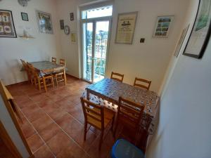 cocina y comedor con mesa y sillas en Celtic House B&B, en Varazze