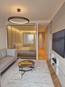 sala de estar con sofá y TV en Luxurious accommodation on the Grand Prix track en Montecarlo