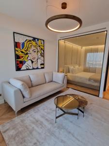 sala de estar con sofá y mesa de centro en Luxurious accommodation on the Grand Prix track en Montecarlo