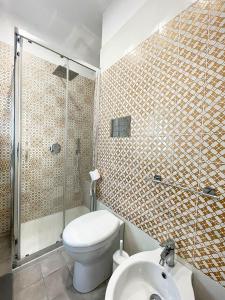 un bagno con doccia, WC e lavandino di L'arco di San Giuseppe a Siracusa Altre 18 foto