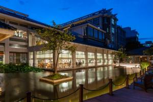 een gebouw met een boom in het midden van een binnenplaats bij Luoxingge Narada Hotel in Jiashan