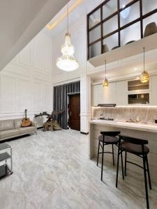 a living room with a large kitchen with a table and chairs at Wisma Selma Garuda in Kejayan