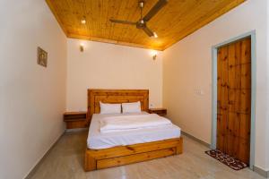 a bedroom with a bed and a wooden ceiling at Hotel Sarai Bharatgarh in Chandīgarh