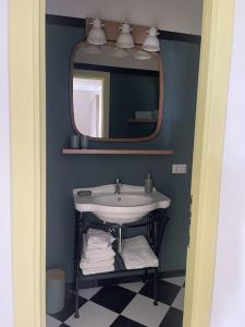 A bathroom at Ultra stylish modern attic Még 10 kép