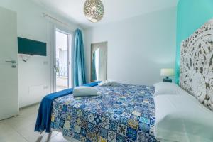 una camera blu con un letto e una finestra di Appartamento Playa Lapillo a Nardò