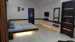 卡尔贾特CBC Residency, Karjat的一间带床和镜子的小卧室